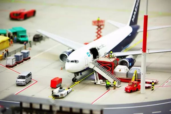 坐飛機為什么不能帶液體而可以托運,飛機上為什么不能帶水