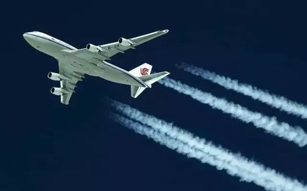 為什么飛機飛過后會留下一道白線
