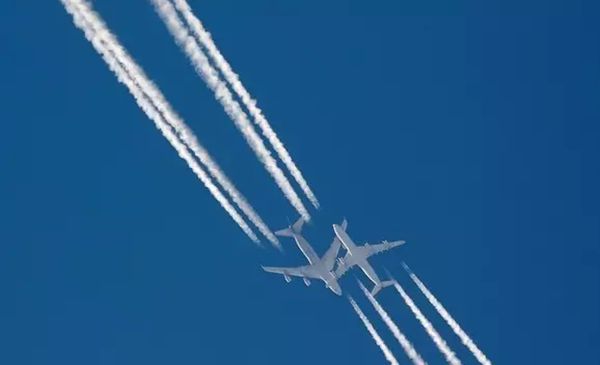 為什么飛機飛過后會留下一道白線